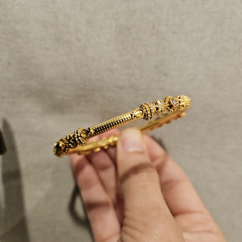 22 k gold bangle